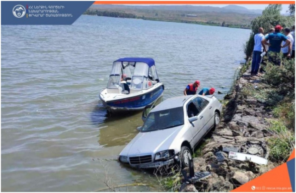 Սևան-Գավառ ավտոճանապարհին «Mercedes-Benz»-ը դուրս է եկել ճանապարհի երթևեկելի գոտուց և մասամբ հայտնվել Սևանա լճում